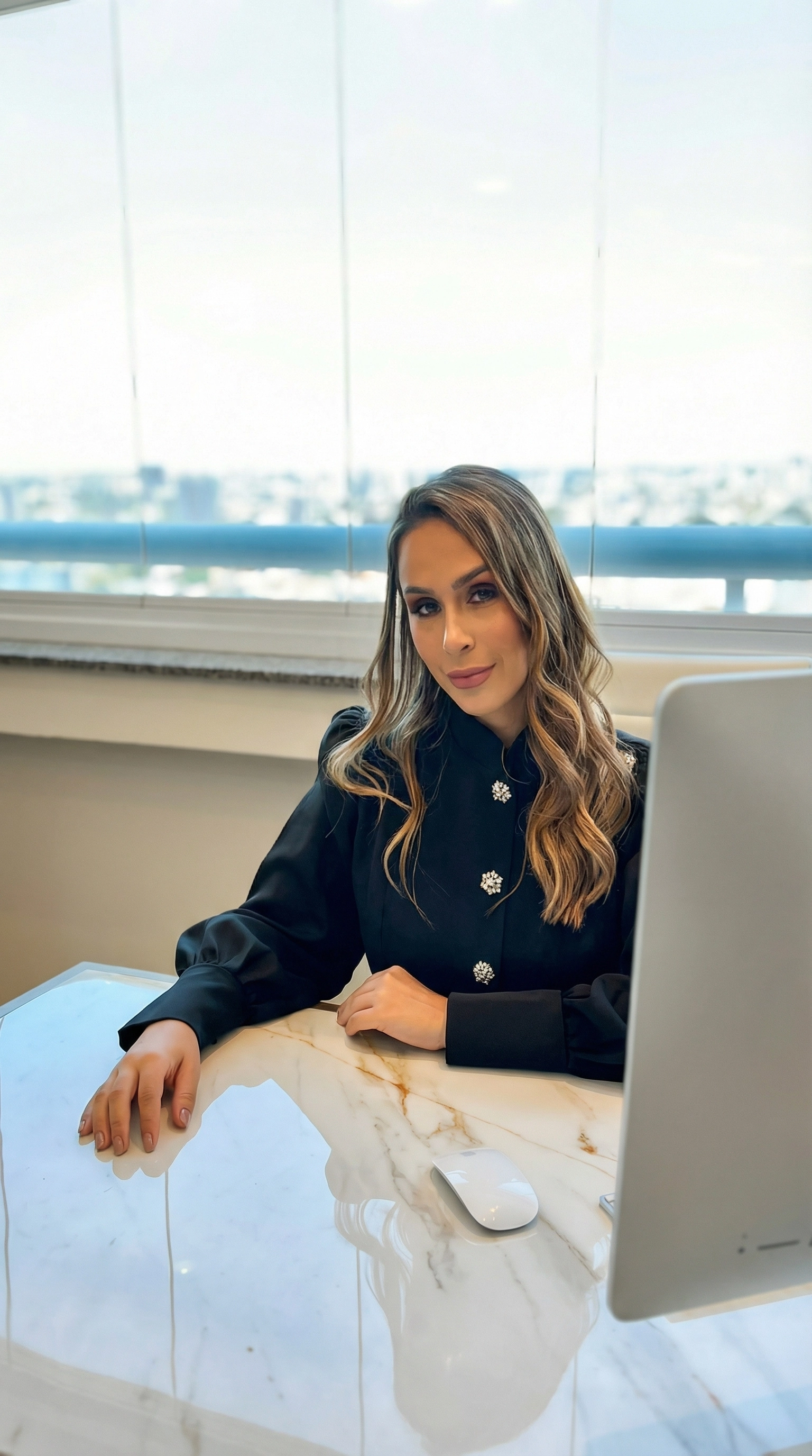 Dra. Malu Marciliano no consultório